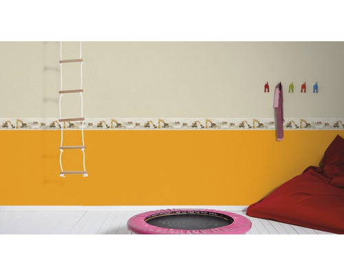 Chambre d''enfant avec corde d''escalade, trampoline, pouf et bordure à motifs de chantier.