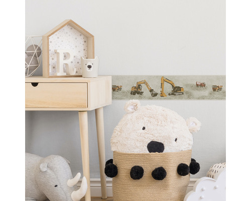 Chambre d''enfant avec bordure d''excavatrice, table de chevet et jouets