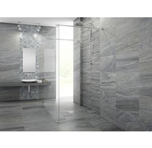 Salle de bains avec carrelage gris, lavabo, miroir et douche avec paroi en verre