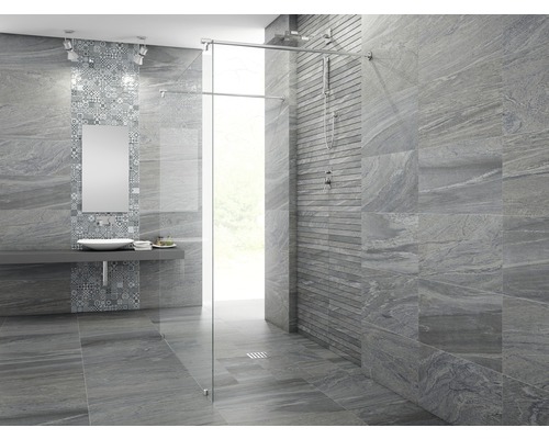Salle de bains avec carrelage gris, lavabo, miroir et douche avec paroi en verre
