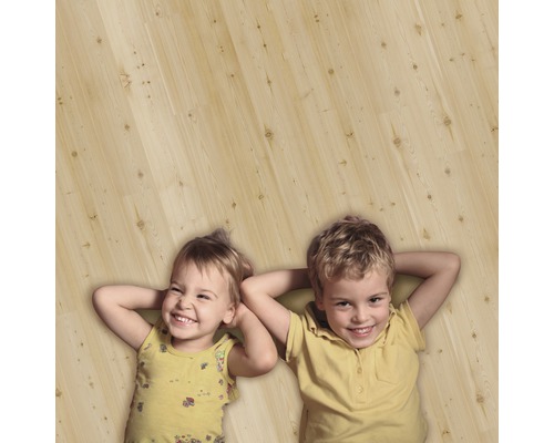 Deux enfants sont allongés sur un plancher en bois clair.