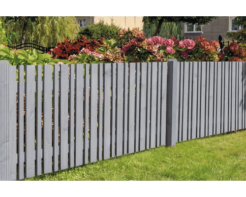 Grauer Holzzaun im Garten