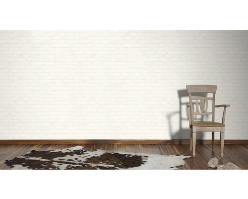 Dekoratives Interieur mit Backstein Tapete, Holzboden und Stuhl