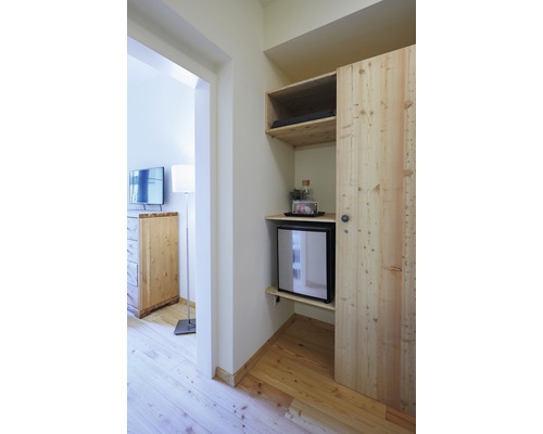 Intérieur avec armoire en bois, minibar et télévision