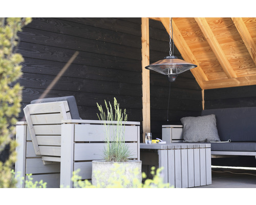 Szene mit einem Terrassenbereich inklusive Heizstrahler, Sitzmöbeln und Dekoration