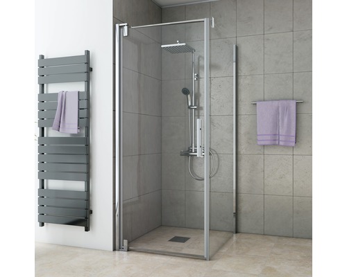 Cabine de douche avec sèche-serviettes et porte-serviettes dans la salle de bains