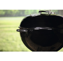 Barbecue au charbon de bois Weber Kettle E-5730 Ø 57 cm noir, avec thermomètre sur le couvercle, grille de fond, grille foyère en acier, grille de barbecue en acier chromé, cendrier aluminium, système de nettoyage One-Touch, bol doseur de briquettes-thumb-15
