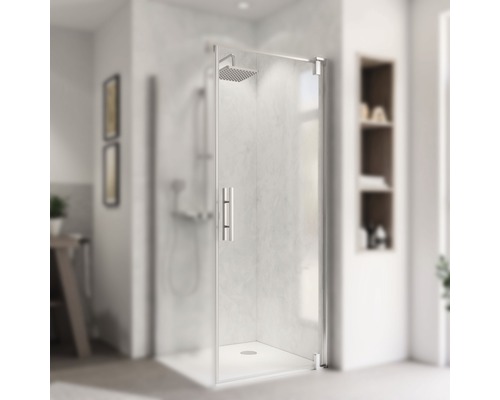 Duschkabine mit Kopfbrause in hellem Badezimmer