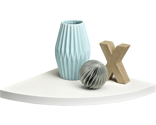 Éléments décoratifs sur une étagère d''angle blanche : un vase, une boule en papier et une lettre.