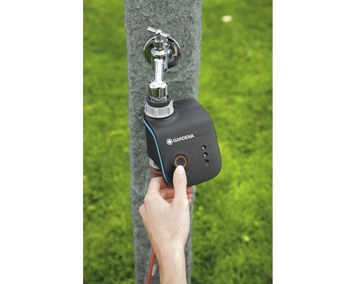 Gardena Wassercomputer am Wasserhahn mit Hand bedient
