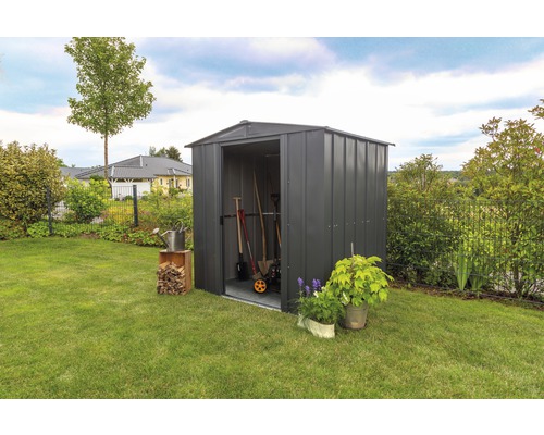 Gartenschuppen aus Metall mit Gartengeräten im Garten