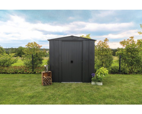 Gartenszene mit Metall Gerätehaus, Holzkiste, Brennholz, Gießkanne und Pflanzen