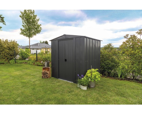 Metall Gerätehaus im Garten mit Holzlager und Blumen