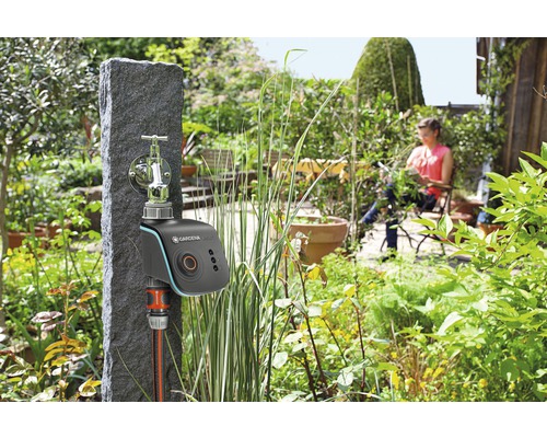 Gardena Bewässerungssteuerung am Wasserhahn im Garten