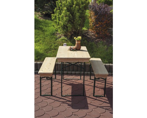 Ensemble table de brasserie en bois dans le jardin