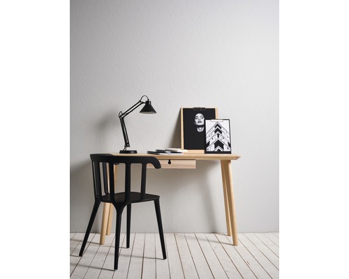 Arbeitszimmer mit Schreibtisch, Lampe, Stuhl und Dekorationsartikeln