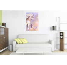 Salon avec canapé et fresque murale de licorne