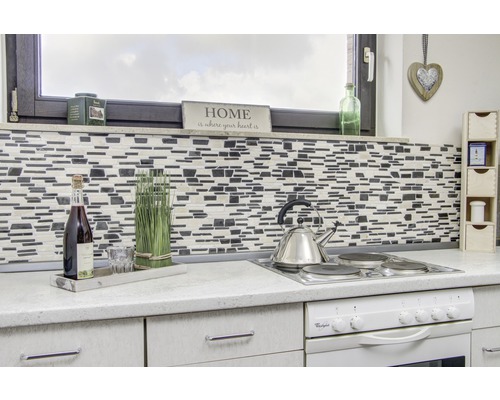 Scène de cuisine avec des carreaux de mosaïque, une cuisinière et des accessoires