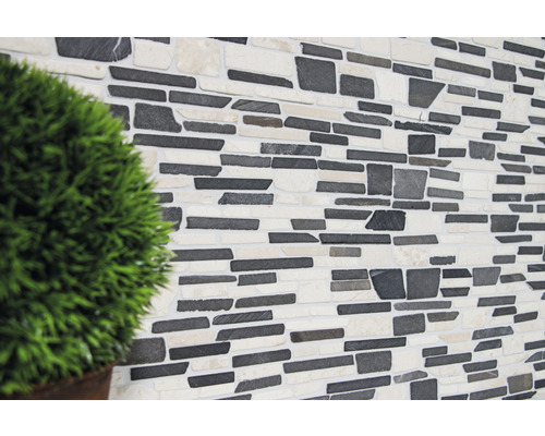 Revêtement mural aspect pierre avec décoration