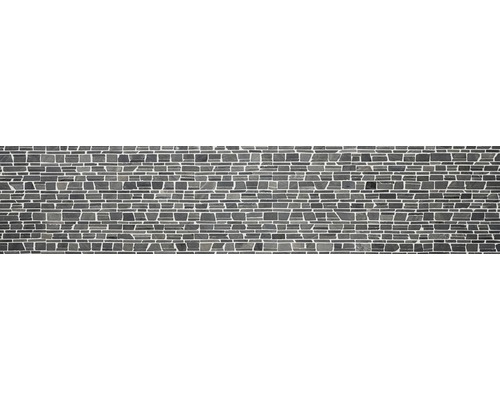 Mosaikfliesenwand mit unregelmäßig geformten Steinen