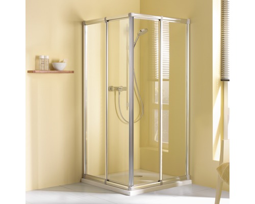 Eckdusche mit Glastüren und Armatur im Badezimmer