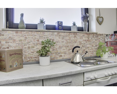 Küchenszene mit Backsteinmauer, Kochfeld, Teekessel und Dekoration