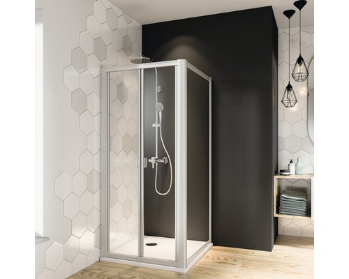 Douche d''angle avec porte coulissante dans salle de bains