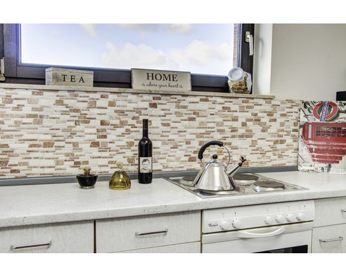 Küchenszene mit Spüle, Herd, Fliesenrückwand und Dekoration