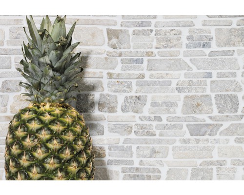 Mur décoratif avec parements en pierre naturelle et ananas