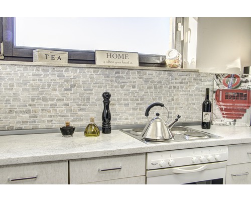 Scène de cuisine avec appareils de cuisine et décoration
