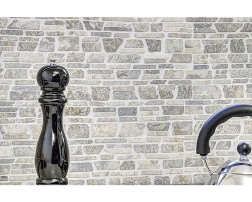 Mur d''imitation de pierre avec moulin à poivre et bouilloire