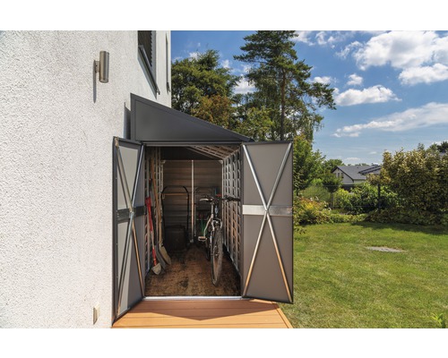 Garten Geräteschrank aus Metall mit geöffneten Türen an einer Hauswand, darin Gartengeräte und ein Fahrrad