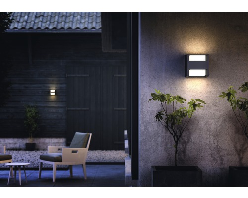 Szene mit Außenbereich, zwei Gartenleuchten an der Wand montiert