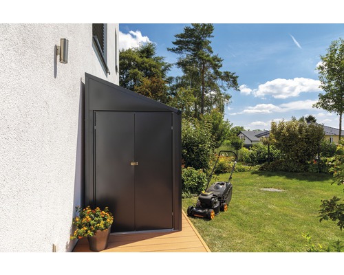 Geräteschuppen aus Metall mit Rasenmäher im Garten