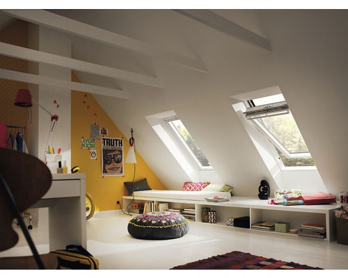 Helles Dachzimmer mit Dachfenstern, Schreibtisch und Sitzgelegenheiten