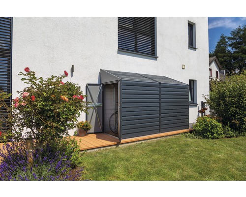 Gartenhaus aus Metall mit geöffneter Tür und Fahrrad