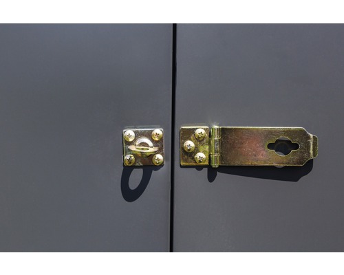 Metallschlossriegel an einer Tür befestigt