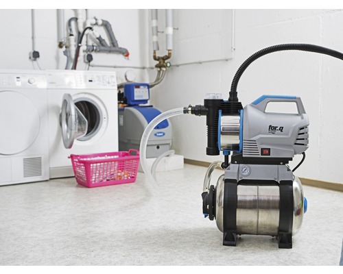 Surpresseur utilisé dans une cave claire avec machine à laver et sèche-linge