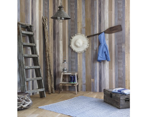 Dekoratives Interieur mit Holzvertäfelung, Leiter, Lampe und Teppich für eine gemütliche Raumatmosphäre