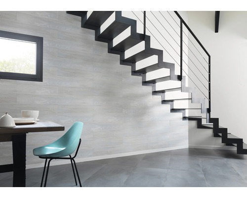 Heller Raum mit Treppe, Tisch und Stuhl