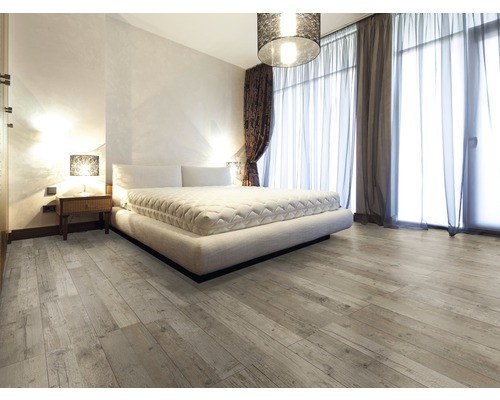 Chambre à coucher avec lit, table de chevet et plancher en bois