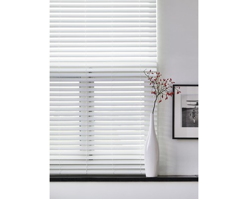 Store intérieur sur fenêtre avec décoration