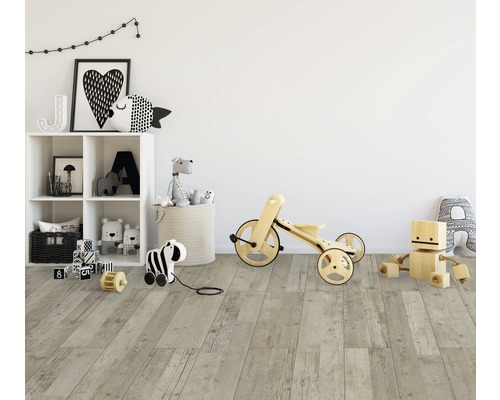 Chambre d''enfant avec plancher en bois, jouets, étagère et décoration