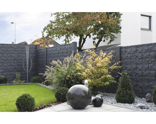 Jardin avec clôture d''intimité, graminées ornementales et fontaines sphériques