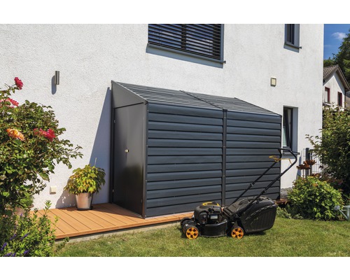 Geräteschuppen aus Kunststoff mit Rasenmäher im Garten