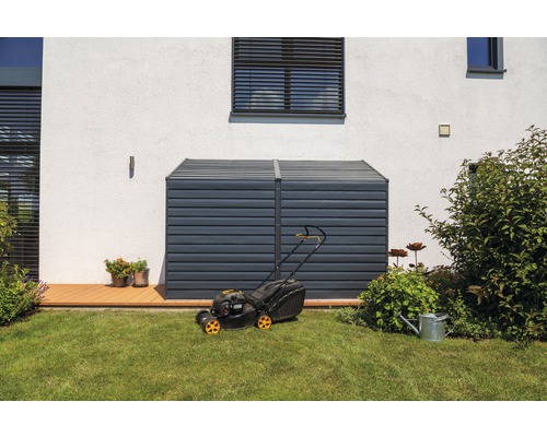 Garten mit Gerätebox und Rasenmäher vor einem Haus