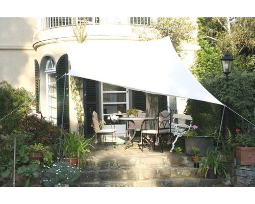 Garten mit Sonnensegel über Terrassentischgruppe