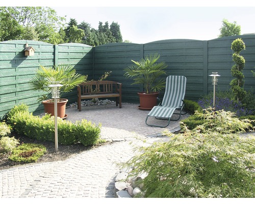 Aménagement de jardin avec clôture d''intimité, banc de jardin, chaise longue et plantes