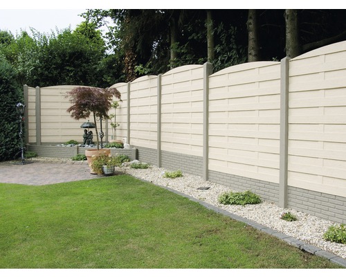 Scène de jardin avec clôture d''intimité en éléments synthétiques