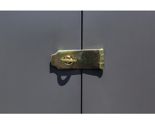 Metallschloss an einem grauen Gartenschrank